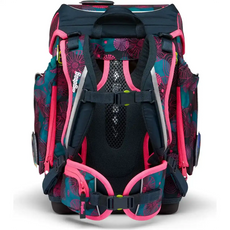 Das ergobag Cubo Set (2025) KorallBär von ergobag zeichnet sich durch florale Motive, gepolsterte Träger und mehrere Fächer aus, hier in der Rückenansicht.