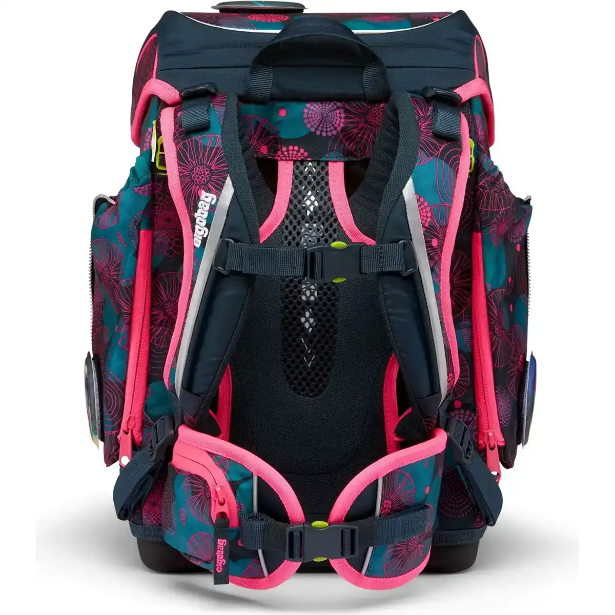 Das ergobag Cubo Set (2025) KorallBär von ergobag zeichnet sich durch florale Motive, gepolsterte Träger und mehrere Fächer aus, hier in der Rückenansicht.