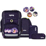 Das ergobag Cubo Set (2025) SternguckBär von ergobag besteht aus einem dunkelvioletten Schulranzen mit Sternenmuster, einem Kordelzugbeutel, einem Federmäppchen, einem Portemonnaie und fünf runden Aufnähern mit bunten Einhorn- und Fantasiemotiven.