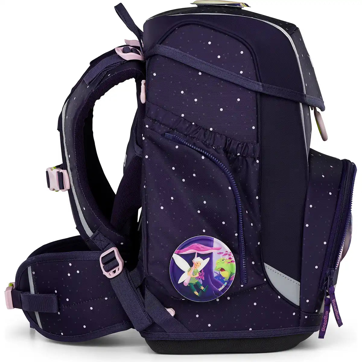 Der ergobag Cubo Set (2025) SternguckBär von ergobag ist ein dunkelvioletter Kinderrucksack aus der Reflex Glow Edition mit Sternenmuster, hellrosa Trägern und einem runden Feenabzeichen auf der Seitentasche.