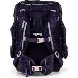 Der ergobag Cubo Set (2025) SternguckBär von ergobag ist ein dunkelvioletter Schulrucksack mit verstellbaren, gepolsterten Schulter-, Brust- und Hüftgurten, rosafarbenen Schnallenakzenten, Seitentaschen, einem gesprenkelten Muster und Reflex Glow Edition Branding auf der Rückseite.