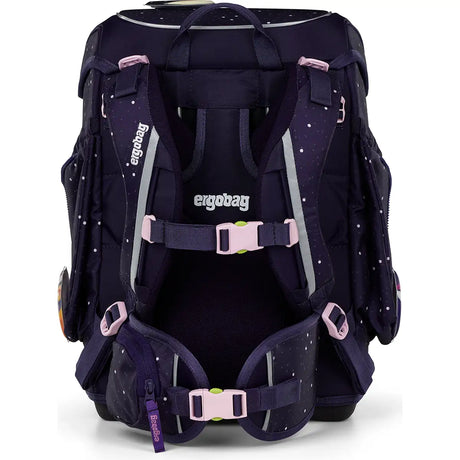 Der ergobag Cubo Set (2025) SternguckBär von ergobag ist ein dunkelvioletter Schulrucksack mit verstellbaren, gepolsterten Schulter-, Brust- und Hüftgurten, rosafarbenen Schnallenakzenten, Seitentaschen, einem gesprenkelten Muster und Reflex Glow Edition Branding auf der Rückseite.