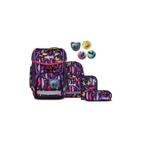 Das ergobag Cubo LUMI Edition Schulranzen-Set "AmBärzonas" (5-teilig) von ergobag ist ein farbenfrohes, dinosaurierähnliches Schulranzen-Set für die Grundschule mit drei Taschen und vier Aufnähern, abgebildet auf weißem Hintergrund.