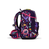 Das ergobag Cubo LUMI Edition Schulranzen-Set "AmBärzonas" (5-teilig) von ergobag ist ein lilafarbener Kinderrucksack mit buntem Blättermuster, verspieltem Affenaufnäher und ergonomischem Tragekomfort - perfekt für die Grundschule.