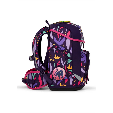 Das ergobag Cubo LUMI Edition Schulranzen-Set "AmBärzonas" (5-teilig) von ergobag ist ein lilafarbener Kinderrucksack mit buntem Blättermuster, verspieltem Affenaufnäher und ergonomischem Tragekomfort - perfekt für die Grundschule.