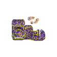 Das Cubo Light Schulranzen-Set "SuBärkraft" (6-teilig) von ergobag besticht durch einen lila-gelben Giraffen-Print, passende Accessoires, runde Pins und ein vom Cubo Light inspiriertes Feuerzeug-Design.