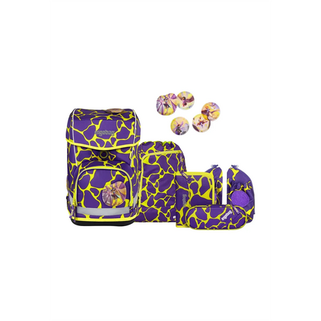 Das Cubo Light Schulranzen-Set "SuBärkraft" (6-teilig) von ergobag besticht durch einen lila-gelben Giraffen-Print, passende Accessoires, runde Pins und ein vom Cubo Light inspiriertes Feuerzeug-Design.