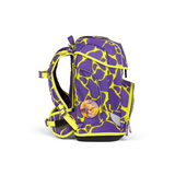 Das ergobag Cubo Light Schulranzen-Set "SuBärkraft" (6-teilig) zeichnet sich durch ein lila-gelbes Muster mit einem runden Badge an der Seite aus, hier in der linken Profilansicht.