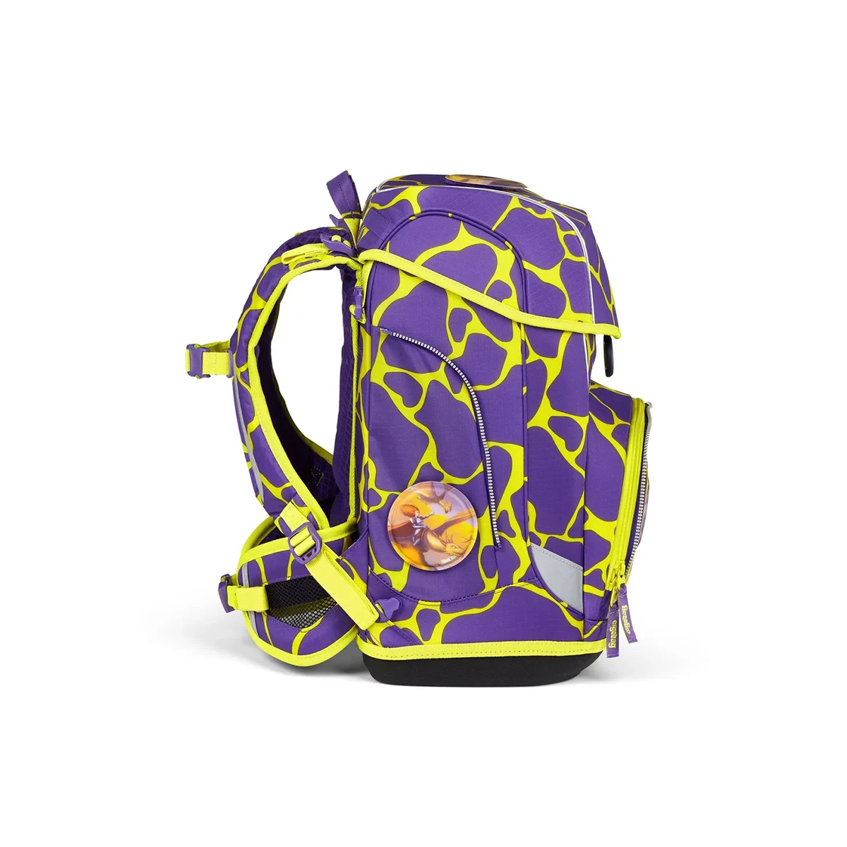 Das ergobag Cubo Light Schulranzen-Set "SuBärkraft" (6-teilig) zeichnet sich durch ein lila-gelbes Muster mit einem runden Badge an der Seite aus, hier in der linken Profilansicht.