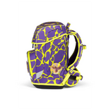 Das ergobag Cubo Light Schulranzen-Set "SuBärkraft" (6-teilig) ist ein leichter Schulranzen mit einem leuchtend lila-gelben abstrakten Design und einem Blumen-Badge, ideal für Kinder, die freche, bunte Styles lieben.