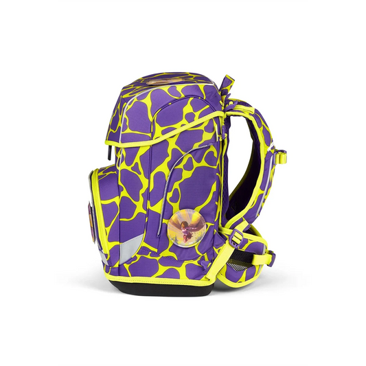 Das ergobag Cubo Light Schulranzen-Set "SuBärkraft" (6-teilig) ist ein leichter Schulranzen mit einem leuchtend lila-gelben abstrakten Design und einem Blumen-Badge, ideal für Kinder, die freche, bunte Styles lieben.