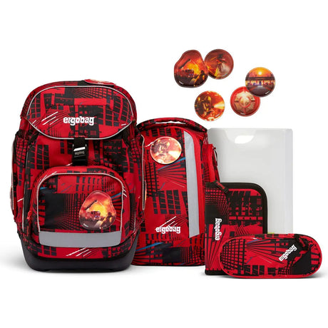 Das ergobag Pack Set (2023) AlarmBärreitschaft von ergobag ist ein rot-schwarzes ergonomisches Schulset mit Rucksack, Kordelzugtasche, Federmäppchen, Mappe und fünf Ansteckern zum Thema Feuer und Stadt. Das höhenverstellbare Design bietet Komfort und Stil für den Schulalltag.