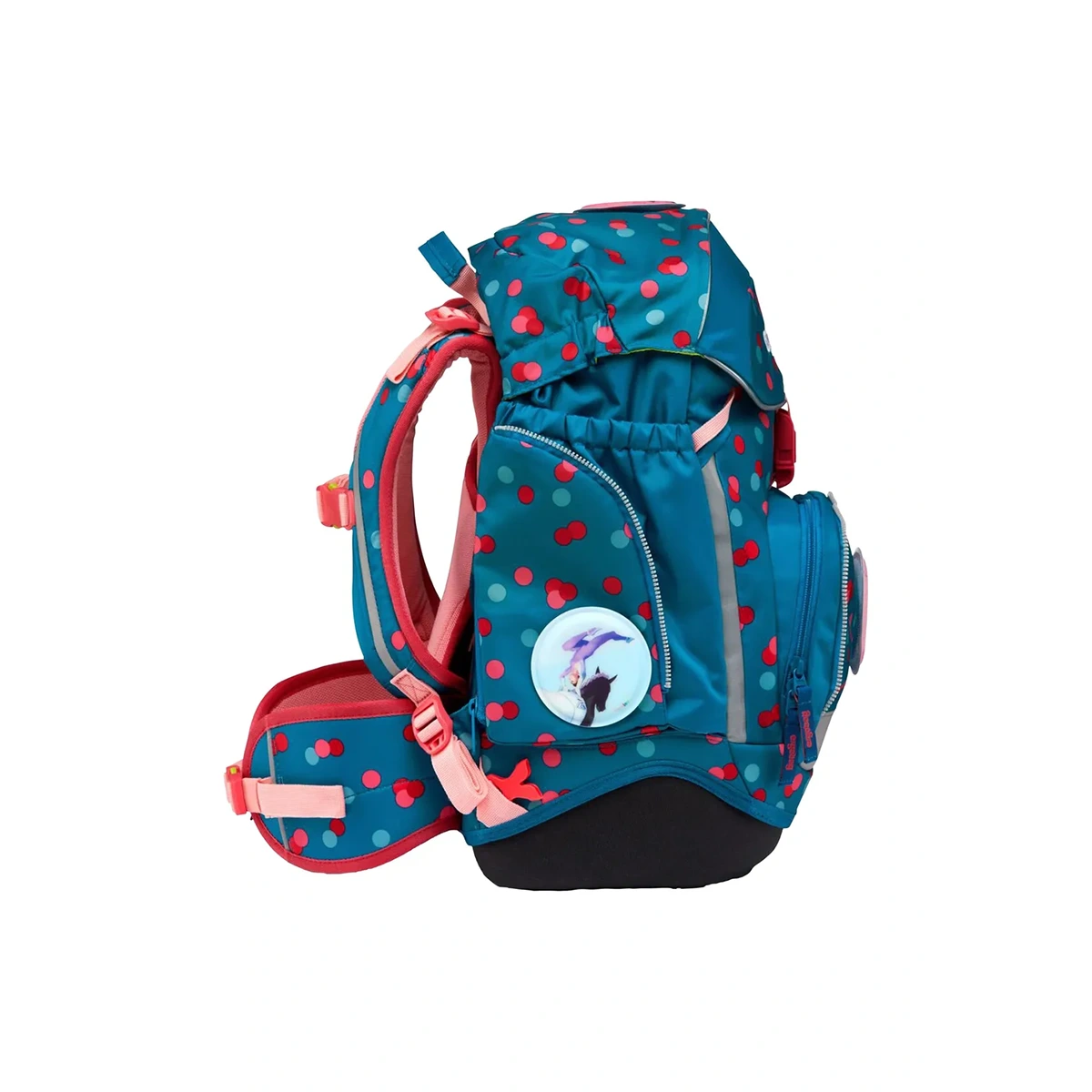 Das ergobag Pack Schulranzen-Set "VoltiBär" (6-teilig) ist ein teal-rosa ergonomischer Schulranzen für Kinder mit Kirschenaufdruck und einem runden Aufnäher mit einem Mädchen, das einen Regenschirm hält.