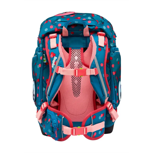 Das ergobag Pack Schulranzen-Set "VoltiBär" (6-teilig) ist mit blauen und pinken Punkten, gepolsterten Trägern, Netzrücken und mehreren Taschen ausgestattet - ein ergonomischer Schulranzen von ergobag, der für Komfort und Stil steht.