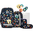 Das ergobag Pack Schulranzen-Set "Bärnsteinhöhle" (6-tlg.) von ergobag präsentiert sich im marineblauen Design mit bunten Tupfen, lustigen Tiermotiven, Mappen und einem Federmäppchen - ergonomisch gestaltet und nachhaltig für den Schulalltag.
