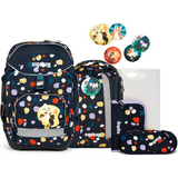 Das ergobag Pack Schulranzen-Set "Bärnsteinhöhle" (6-tlg.) von ergobag präsentiert sich im marineblauen Design mit bunten Tupfen, lustigen Tiermotiven, Mappen und einem Federmäppchen - ergonomisch gestaltet und nachhaltig für den Schulalltag.