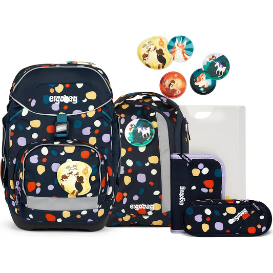 Das ergobag Pack Schulranzen-Set "Bärnsteinhöhle" (6-tlg.) von ergobag präsentiert sich im marineblauen Design mit bunten Tupfen, lustigen Tiermotiven, Mappen und einem Federmäppchen - ergonomisch gestaltet und nachhaltig für den Schulalltag.