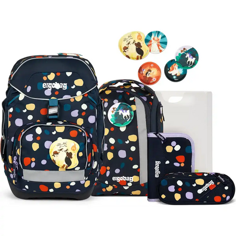 Das ergobag Pack Schulranzen-Set "Bärnsteinhöhle" (6-tlg.) bietet farbenfrohe, tierische Knöpfe und passendes Zubehör, alles ergonomisch und nachhaltig gestaltet für Schulkinder auf weißem Grund.
