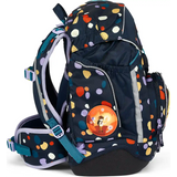 Das ergobag Ergobag Pack Schulranzen-Set "Bärnsteinhöhle" (6-tlg.) ist mit bunten Tupfen, tealfarbenen Trägern und einem runden Cartoon-Badge auf der Seitentasche ausgestattet und ergonomisch sowie nachhaltig für den täglichen Komfort konzipiert.