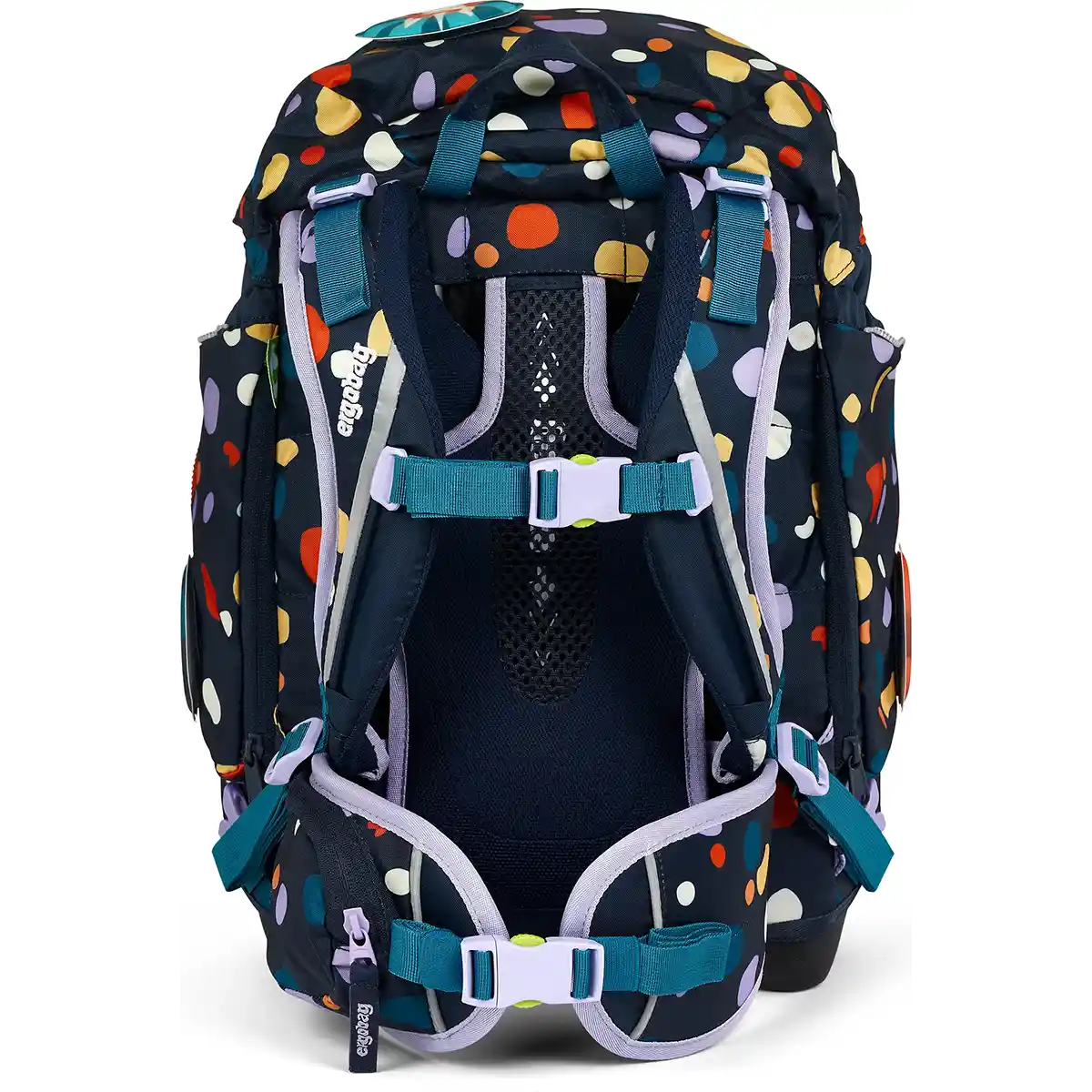 Das ergobag Pack Schulranzen-Set "Bärnsteinhöhle" (6-tlg.) überzeugt mit ergonomischen, gepolsterten Trägern, nachhaltigen Materialien und einem navyfarbenen Design mit bunten Polka Dots.