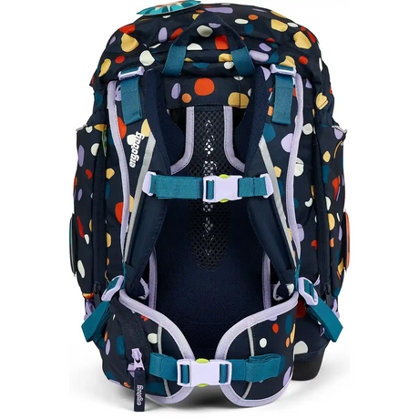 Das ergobag Pack Schulranzen-Set "Bärnsteinhöhle" (6-tlg.) überzeugt mit ergonomischen, gepolsterten Trägern, nachhaltigen Materialien und einem navyfarbenen Design mit bunten Polka Dots.
