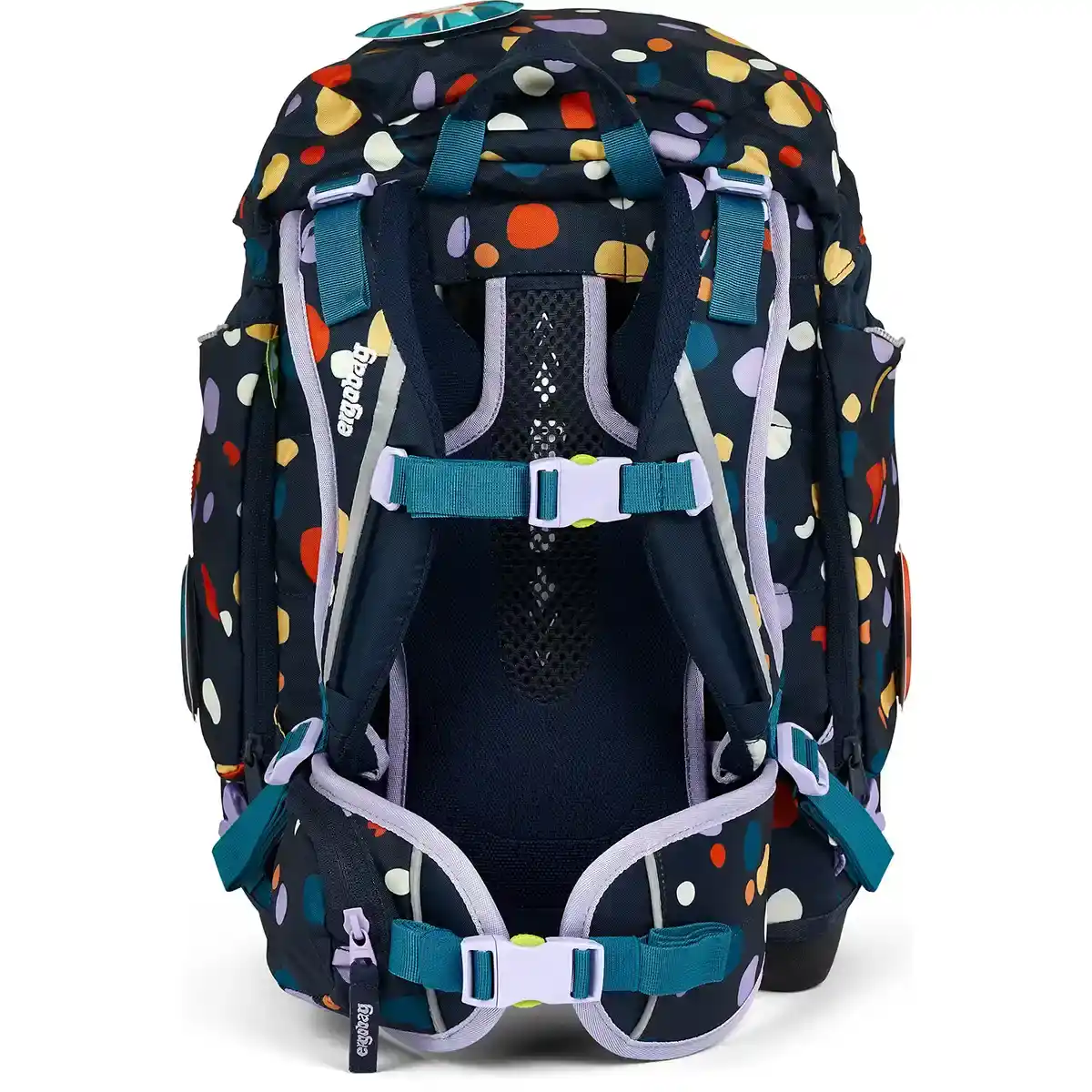Das ergobag Pack Schulranzen-Set "Bärnsteinhöhle" (6-tlg.) mit ergonomisch gepolsterten Trägern und Schnallen, hier von der Rückseite, ist ein stylischer marineblauer Schulranzen mit bunten Tupfen, ideal für einen nachhaltigen Schulalltag.