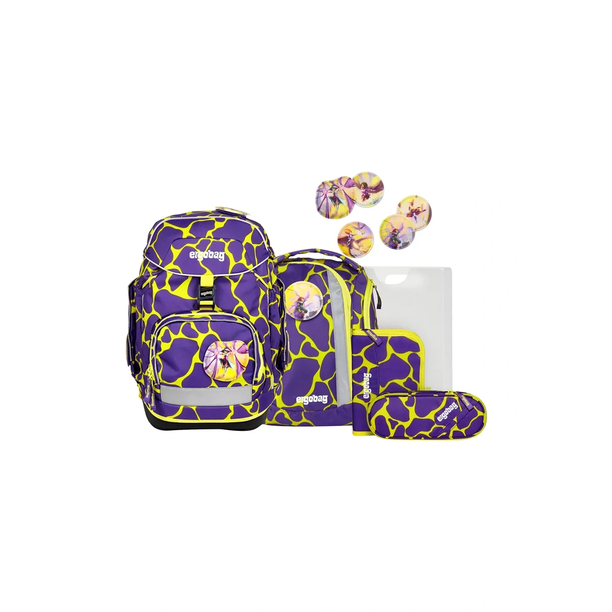 Das ergobag Pack LUMI Edition Schulranzen-Set "SuBärkraft" (5-teilig) von ergobag, in lila und gelb mit passendem Zubehör und runden Aufnähern, ist auf weißem Hintergrund abgebildet.