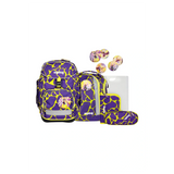 Das ergobag Pack LUMI Edition Schulranzen-Set "SuBärkraft" (5-teilig) von ergobag, in lila und gelb mit passendem Zubehör und runden Aufnähern, ist auf weißem Hintergrund abgebildet.