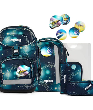 Das ergobag Pack Set (2024) RaumfahrBär von ergobag bietet blaue Schulranzen und Weltraum-Accessoires mit Raketen und Sternen - perfekt für kleine Entdecker der Galaxy Glow Edition.