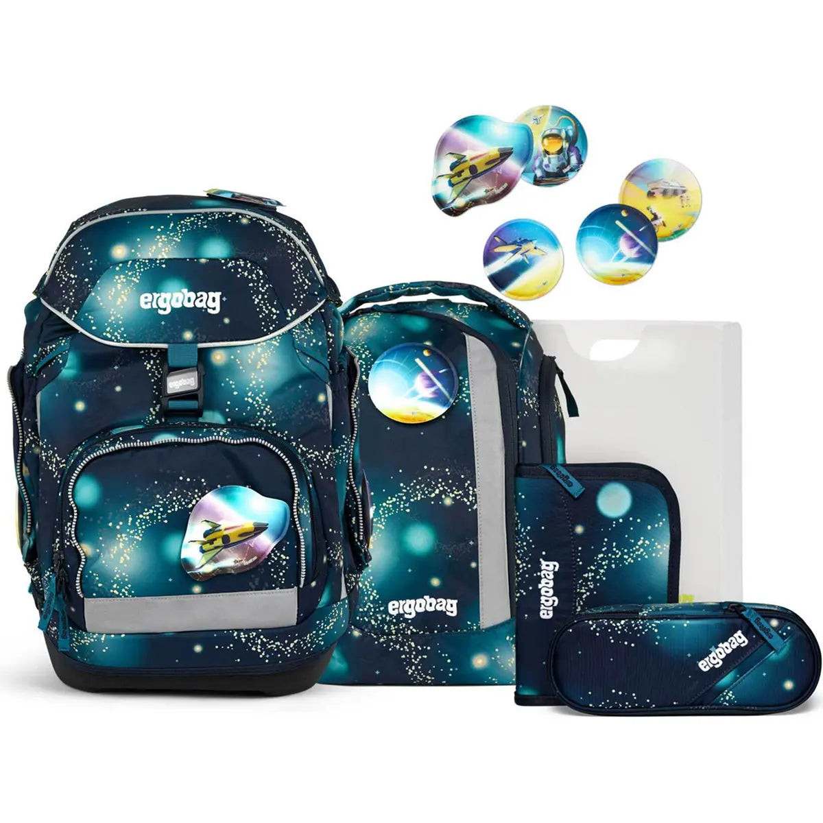 Das ergobag Pack Set (2024) RaumfahrBär von ergobag bietet blaue Schulranzen und Weltraum-Accessoires mit Raketen und Sternen - perfekt für kleine Entdecker der Galaxy Glow Edition.