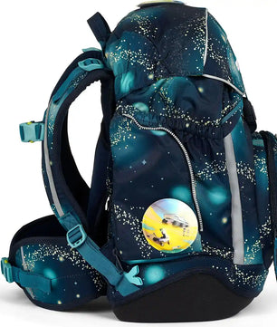 Das ergobag Pack Set (2024) RaumfahrBär von ergobag ist ein dunkelblauer Kinderrucksack mit Weltraummotiv und rundem Fronttaschenaufkleber - stylisch und funktional zugleich für kleine Entdecker.