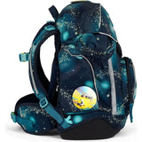 Das ergobag Pack Set (2024) RaumfahrBär von ergobag ist ein dunkelblauer Kinderrucksack mit Weltraummotiv und rundem Fronttaschenaufkleber - stylisch und funktional zugleich für kleine Entdecker.