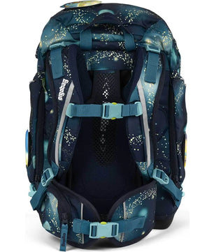 Das ergobag Pack Set (2024) RaumfahrBär von ergobag hat ein marineblaues und blaugrünes Design mit Galaxie-Print, Netzrücken und verstellbaren, gepolsterten Trägern - ein ergonomischer Schulrucksack für mehr Komfort.