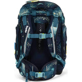 Das ergobag Pack Set (2024) RaumfahrBär von ergobag hat ein marineblaues und blaugrünes Design mit Galaxie-Print, Netzrücken und verstellbaren, gepolsterten Trägern - ein ergonomischer Schulrucksack für mehr Komfort.