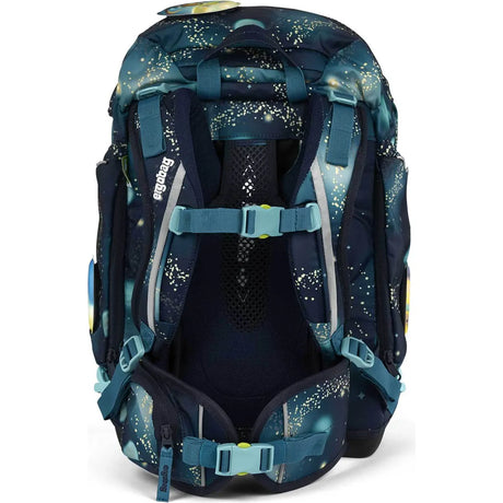 Das ergobag Pack Set (2024) RaumfahrBär von ergobag hat ein marineblaues und blaugrünes Design mit Galaxie-Print, Netzrücken und verstellbaren, gepolsterten Trägern - ein ergonomischer Schulrucksack für mehr Komfort.
