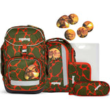 Das ergobag Pack Set (2024) FeuerspeiBär von ergobag zeigt ein grün-rotes, abstraktes Design, bestehend aus Schulranzen, Kordelzugtasche, Mappe, Federmappe und runden Aufnähern - alle mit dem ergobag-Logo.