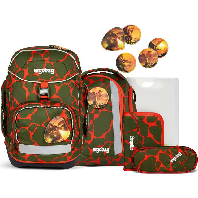 Das ergobag Pack Set (2024) FeuerspeiBär von ergobag zeigt ein grün-rotes, abstraktes Design, bestehend aus Schulranzen, Kordelzugtasche, Mappe, Federmappe und runden Aufnähern - alle mit dem ergobag-Logo.