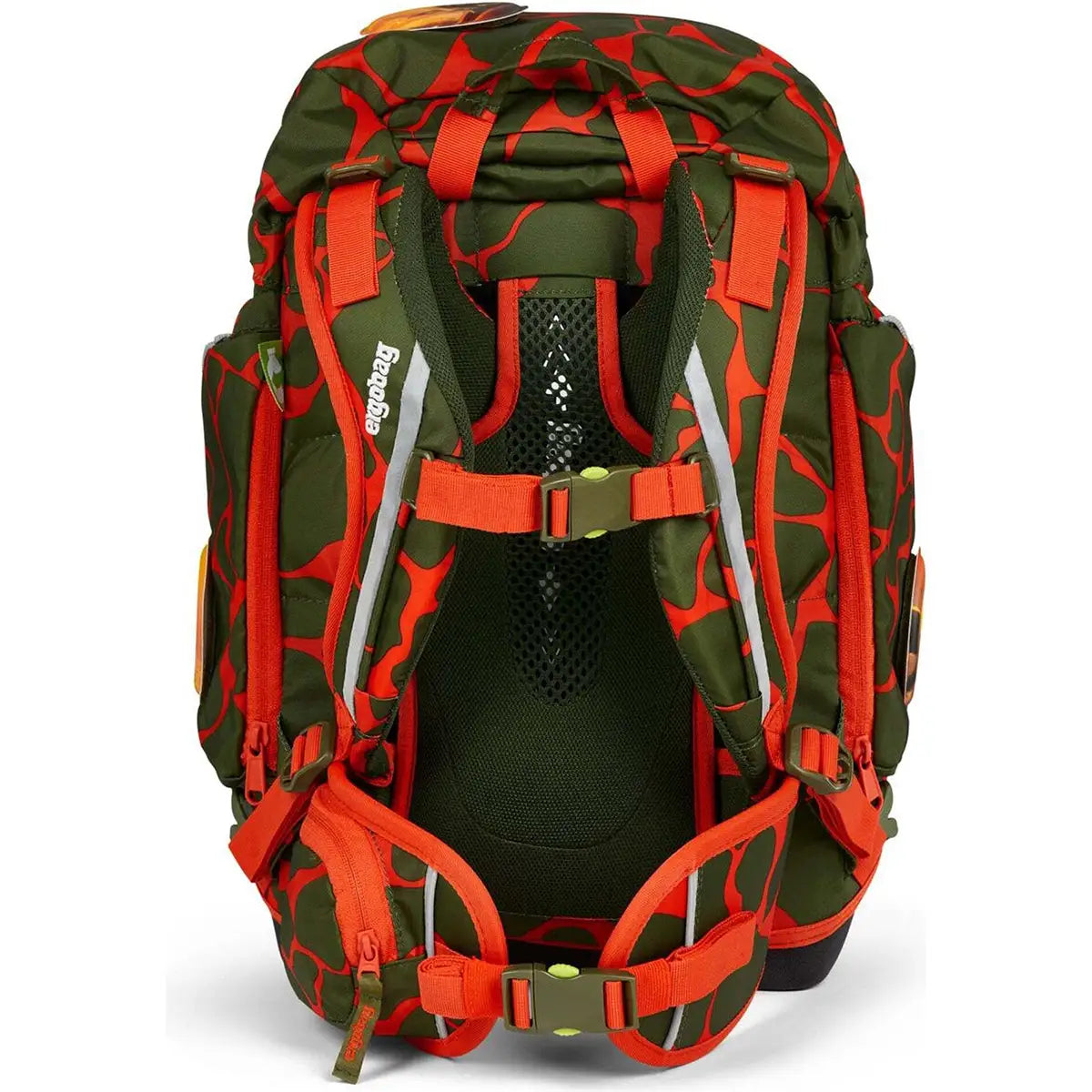 Das ergobag Pack Set (2024) FeuerspeiBär von ergobag ist von hinten abgebildet und zeigt ein orangefarbenes abstraktes Muster, orangefarbene Gurte, Reflexstreifen, mehrere Taschen und gepolsterte ergonomische Schultergurte.