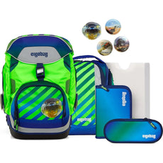 Das ergobag Pack Set (2024) TruckBär von ergobag enthält einen grün-blau gestreiften Schulranzen für die Grundschule mit passendem Mäppchen, Mappe, Geldbörse und vier runden Ansteckern.