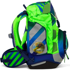 Das ergobag Pack Set (2024) TruckBär von ergobag ist eine leuchtend grüne und blaue Schulranzen mit reflektierenden Streifen und einem runden LKW-Aufkleber, ergonomisch gestaltet für Grundschüler.