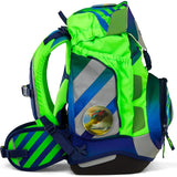 Das ergobag Pack Set (2024) TruckBär von ergobag ist eine leuchtend grüne und blaue Schulranzen mit reflektierenden Streifen und einem runden LKW-Aufkleber, ergonomisch gestaltet für Grundschüler.