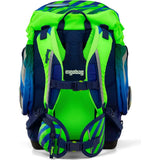 Das ergobag Pack Set (2024) TruckBär von ergobag, hier von hinten in leuchtendem Grün und Blau, verfügt über gepolsterte Schultergurte und eine Brustschnalle für mehr Komfort - ein ergonomisches Schulranzen Set Grundschule.