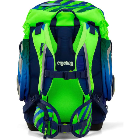 Das ergobag Pack Set (2024) TruckBär von ergobag, hier von hinten in leuchtendem Grün und Blau, verfügt über gepolsterte Schultergurte und eine Brustschnalle für mehr Komfort - ein ergonomisches Schulranzen Set Grundschule.