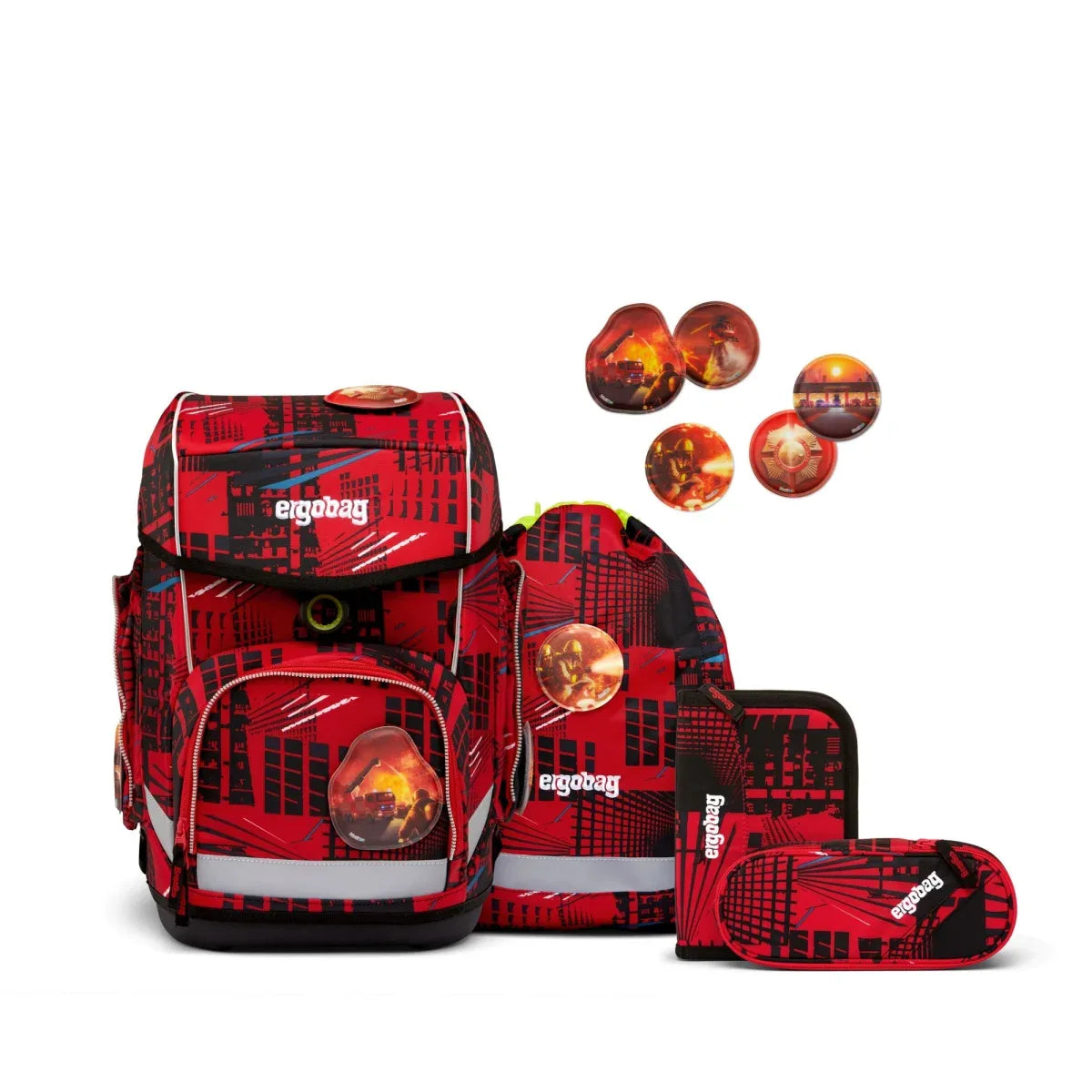 Das ergobag Cubo "AlarmBärreitschaft" Schulranzen-Set 5-teilig von ergobag präsentiert sich im auffälligen rot-schwarzen Design, kommt mit passendem Zubehör und runden Aufklebern und verbindet stilvolle Optik mit ergonomischem Komfort für die Schule.
