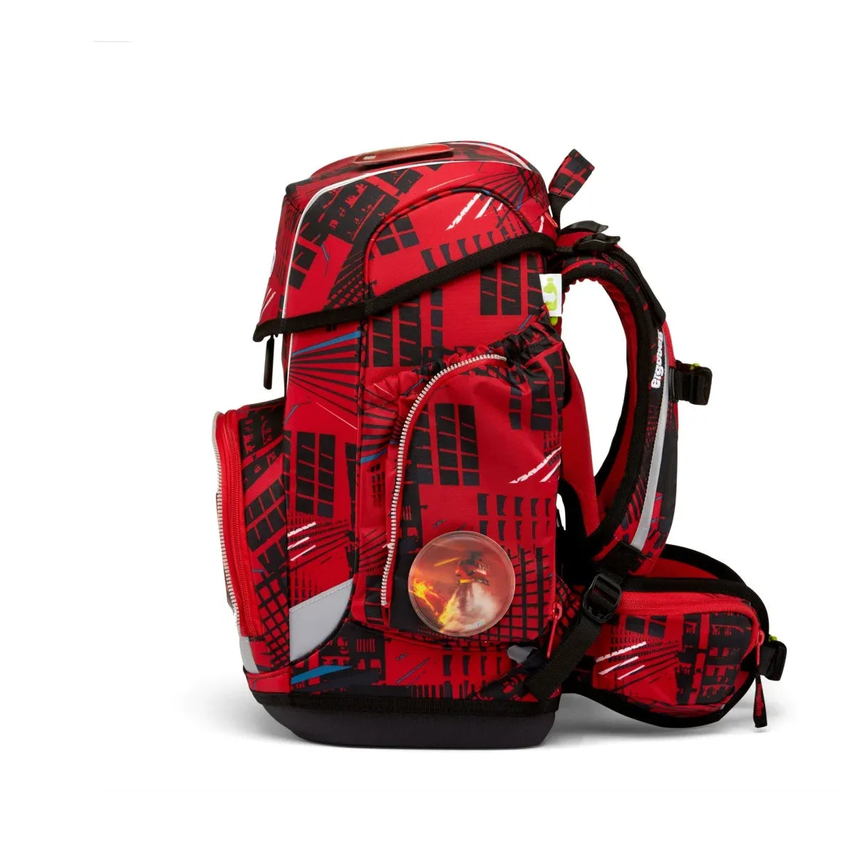 Seitenansicht des ergobag Cubo "AlarmBärreitschaft" Schulranzen-Set 5-teilig von ergobag, mit rot-schwarzem Muster, ergonomischem Design, mehreren Fächern und einem runden Frontschild.