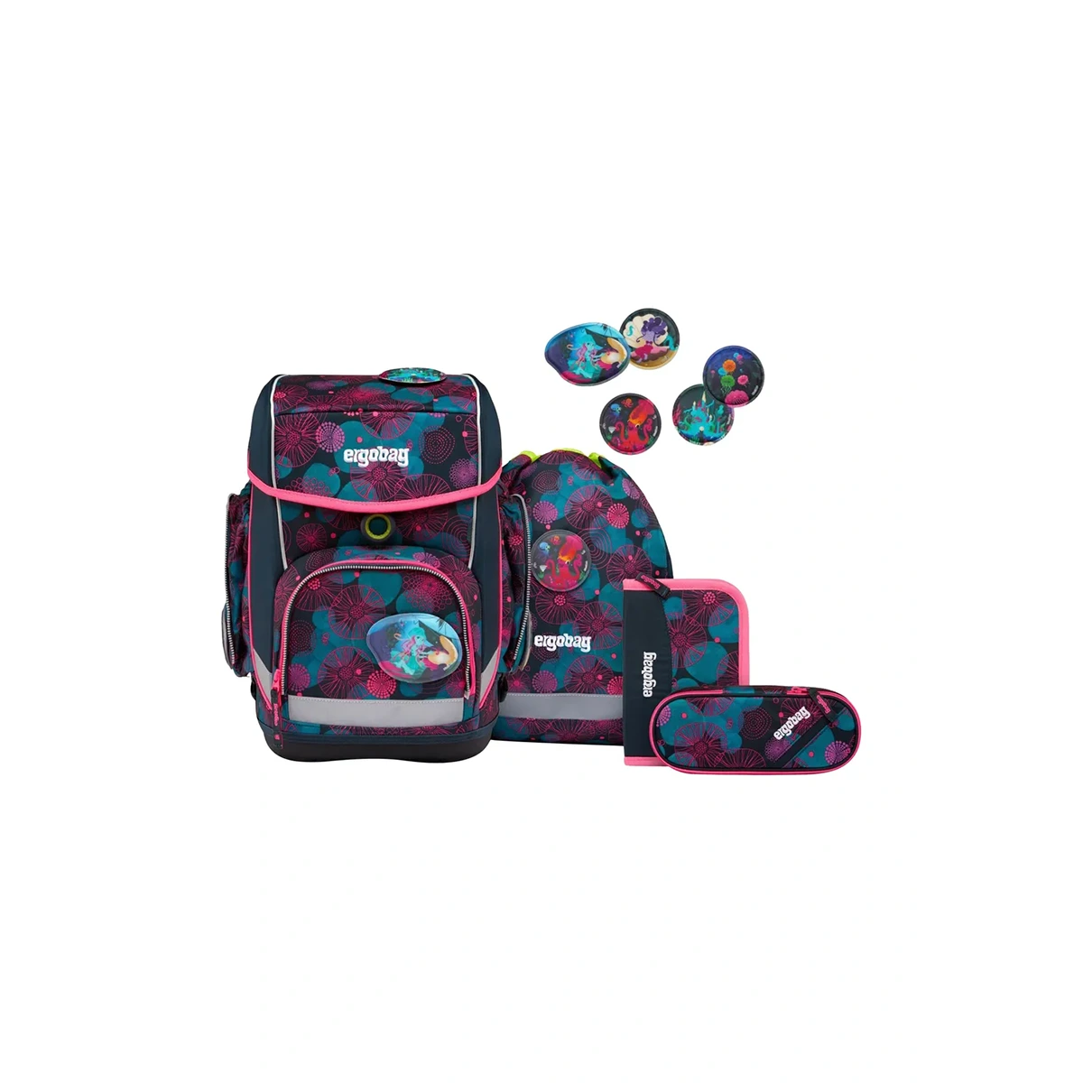 Das ergobag Cubo "KorallBär" 5-teilige Schulranzen-Set von ergobag enthält passende Accessoires, die alle mit einem lebendigen Blumenmuster verziert sind.