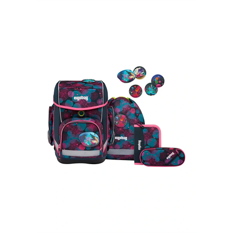 Das ergobag Cubo "KorallBär" 5-teilige Schulranzen-Set von ergobag enthält passende Accessoires, die alle mit einem lebendigen Blumenmuster verziert sind.