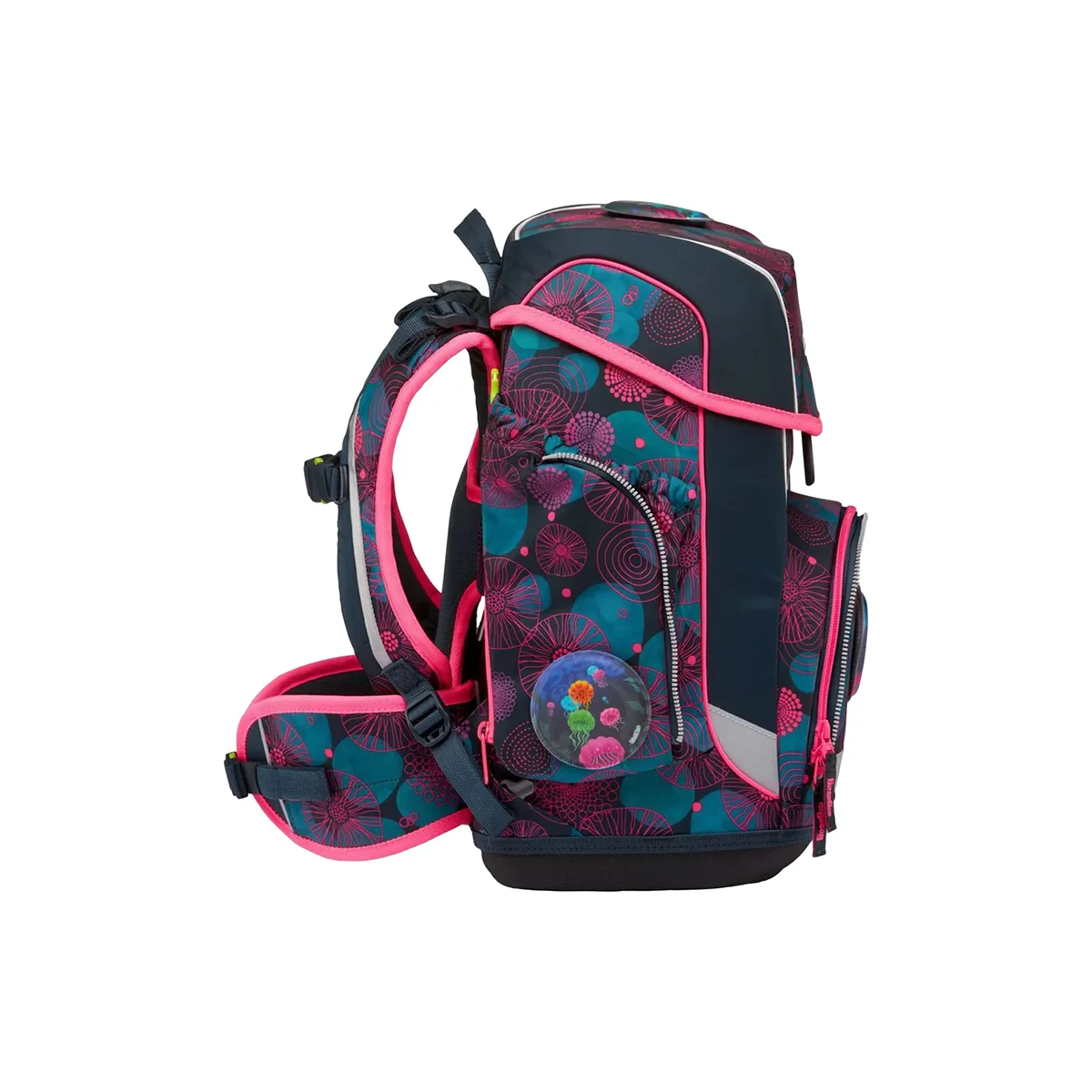 Ergobag Cubo "KorallBär" 5-teiliges Schulranzen-Set, ergonomisch, dunkelblau mit pinken Akzenten und buntem, kreisförmigem Design seitlich; im Profil abgebildet.