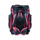 Das ergobag Cubo "KorallBär" Schulranzen-Set 5-teilig von ergobag besticht durch seine leuchtend pinken Träger und das blau-rosa Blumenmuster, das auf der Rückseite zu sehen ist.