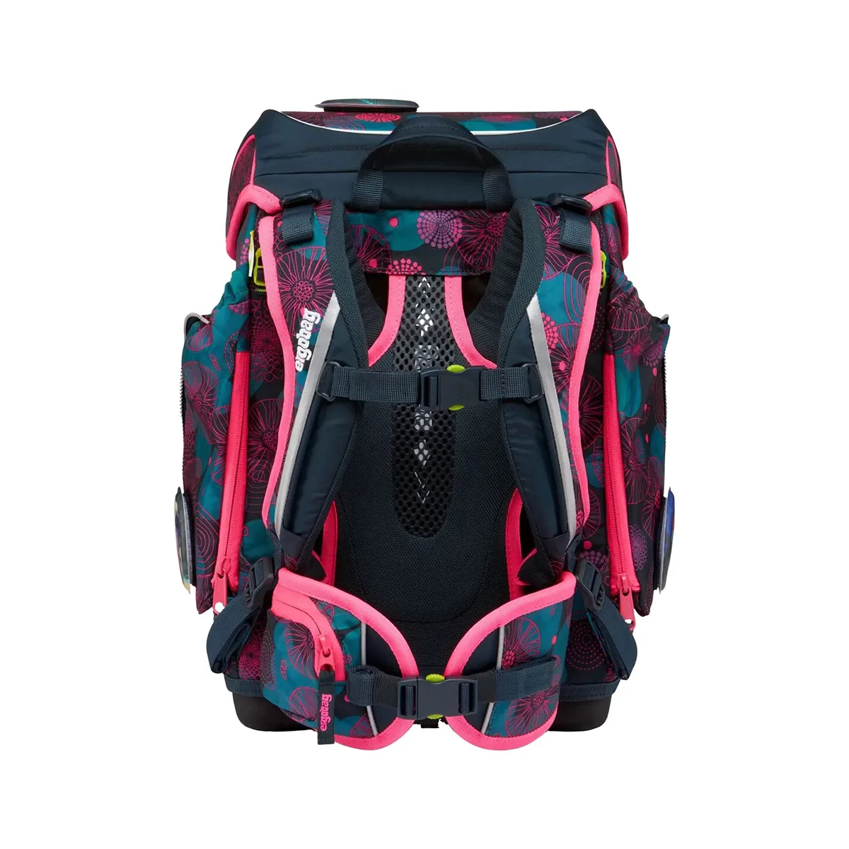 Das ergobag Cubo "KorallBär" Schulranzen-Set 5-teilig von ergobag besticht durch seine leuchtend pinken Träger und das blau-rosa Blumenmuster, das auf der Rückseite zu sehen ist.